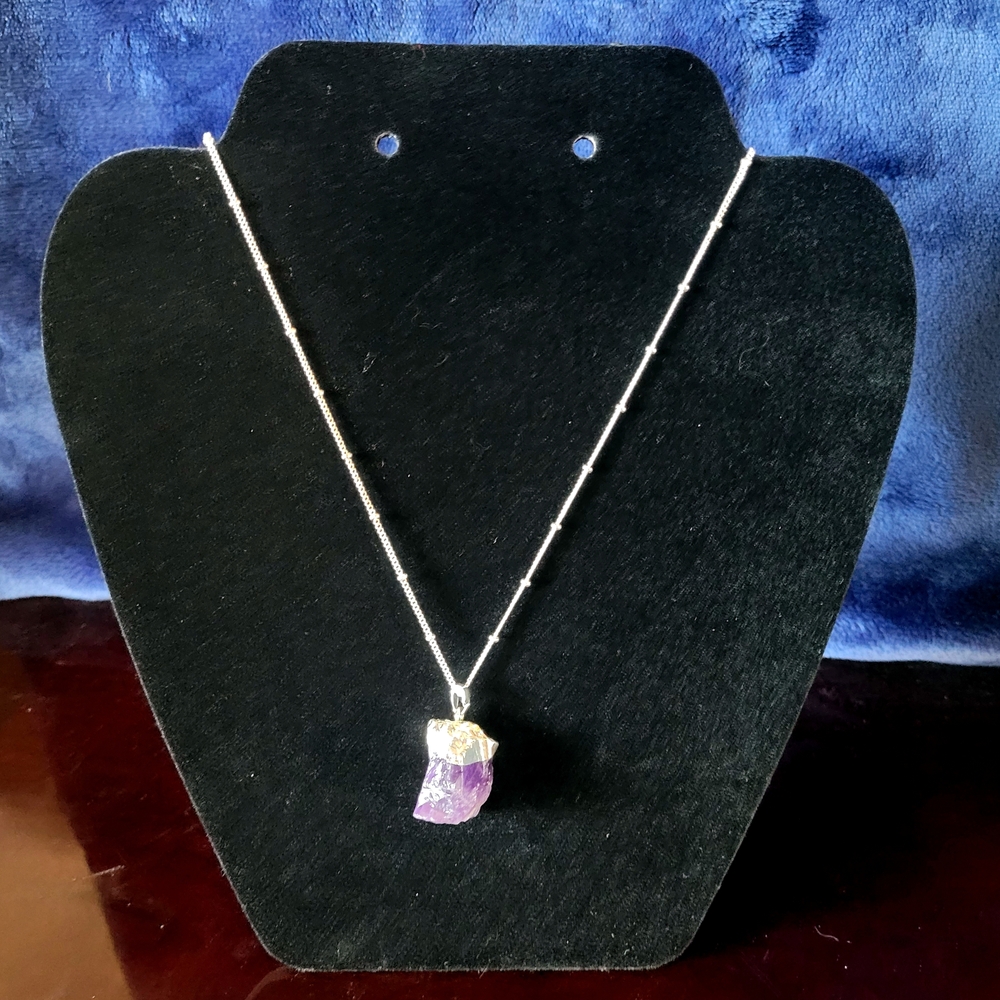 Elegant Silver Necklace with Purple Gemstone